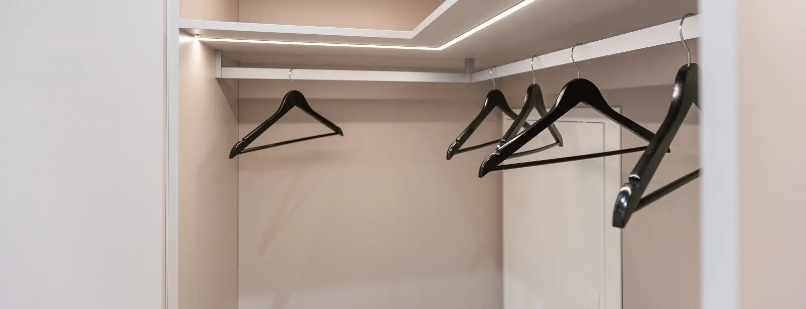 Hoe de muffe geur uit een kast of meubel te verwijderen